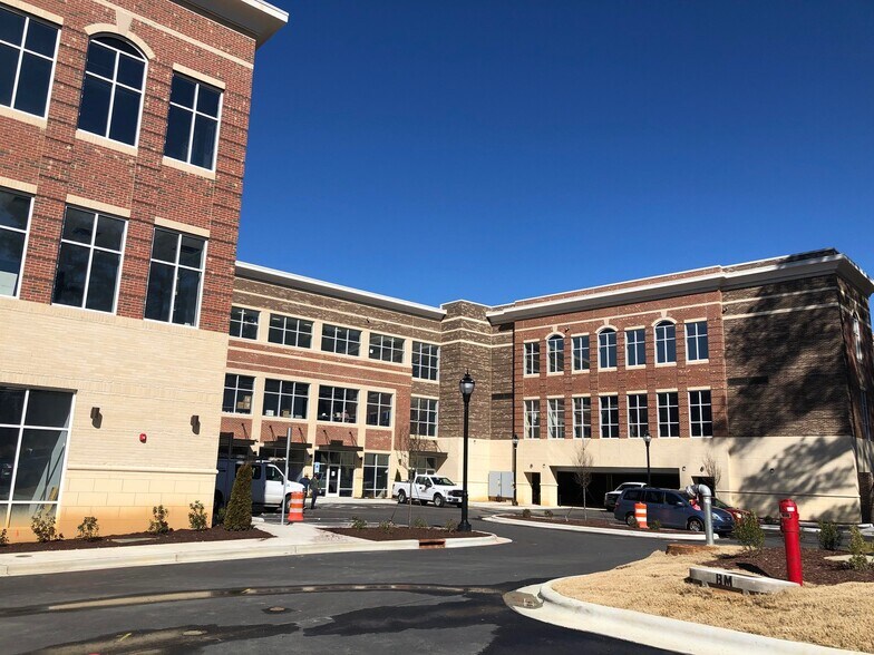 300 S Main St, Holly Springs, NC à louer - Photo de l’immeuble – Image 3 sur 8