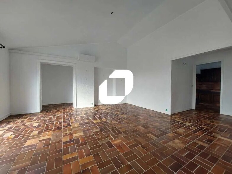 Bureau dans Aimargues à louer - Photo de l’immeuble – Image 3 sur 10