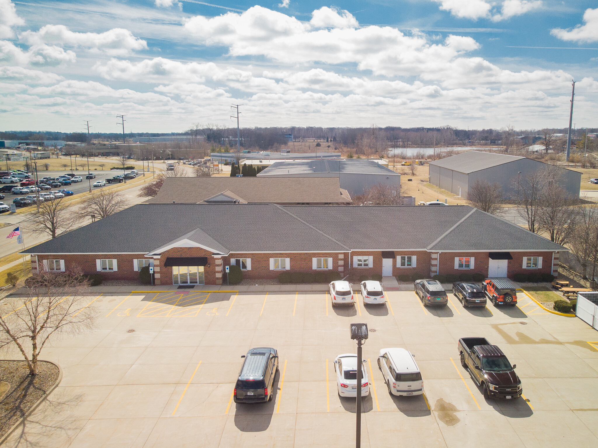 1605 Commerce Pky, Bloomington, IL à louer Photo principale– Image 1 sur 30