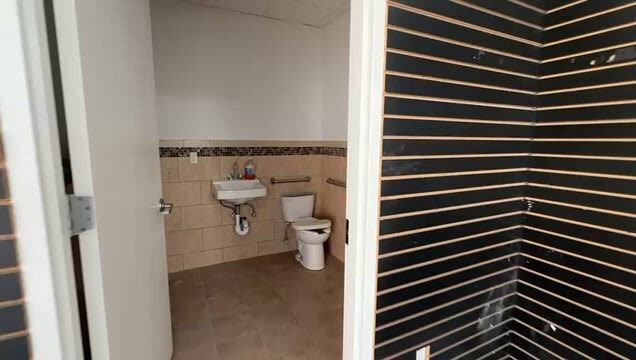 411 Jericho Tpke, New Hyde Park, NY à louer - Vidéo sur l’annonce professionnelle – Image 2 sur 24