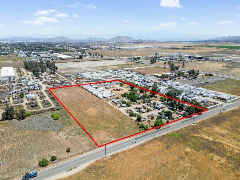 220 Mapes Rd, Perris, CA à vendre - Photo principale – Image 1 sur 16