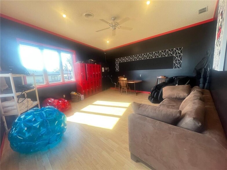 105 S Mantorville Ave, Kasson, MN à vendre - Photo intérieure – Image 2 sur 32