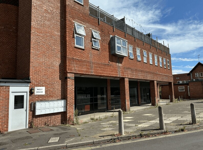 Plough Rd, Yateley à louer - Photo de l’immeuble – Image 2 sur 9