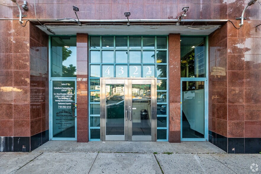 4322 50th St, Flushing, NY à vendre - Photo de l’immeuble – Image 3 sur 7