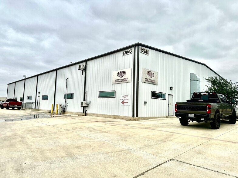 12943 Wright Rd, Buda, TX à louer - Photo de l’immeuble – Image 2 sur 7