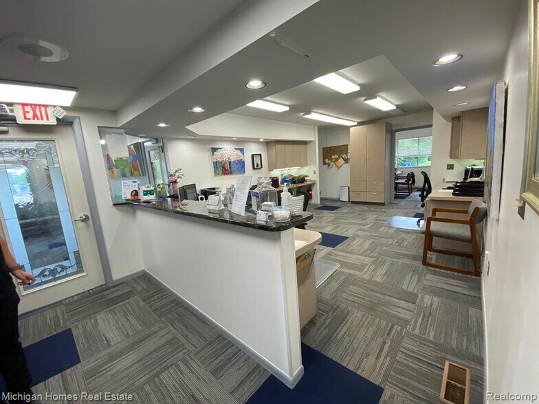 2290 E Hill Rd, Grand Blanc, MI à louer - Photo de l’immeuble – Image 2 sur 17