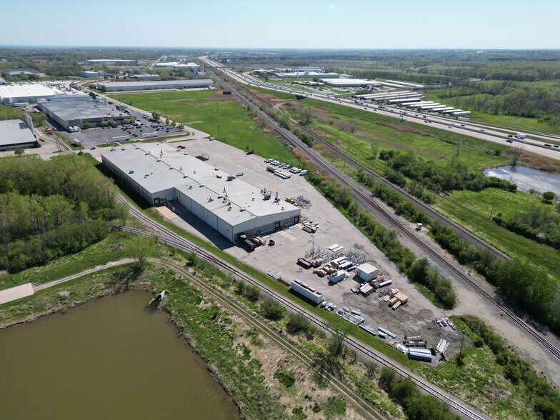 585 Enterprise Dr, Neenah, WI à louer - Photo de l’immeuble – Image 3 sur 13