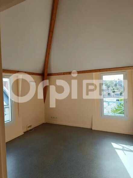 Bureau dans Compiègne à louer - Photo de l’immeuble – Image 3 sur 4
