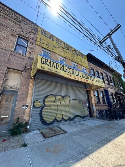 8 Lombardy St, Brooklyn, NY à louer - Photo de l’immeuble – Image 2 sur 2