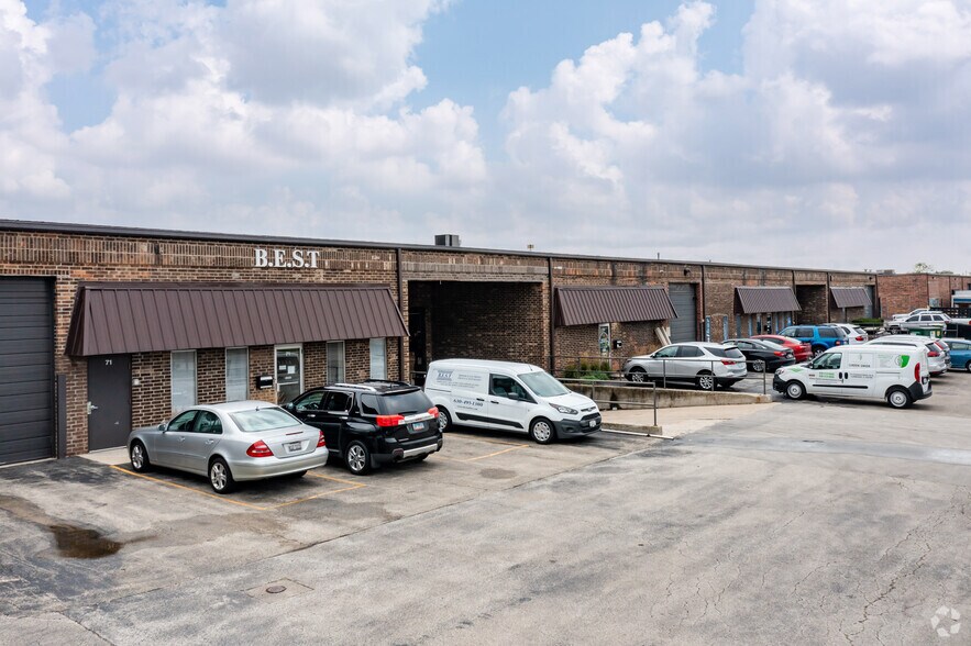 51-87 Eisenhower Ln S, Lombard, IL à louer - Photo de l’immeuble – Image 2 sur 10