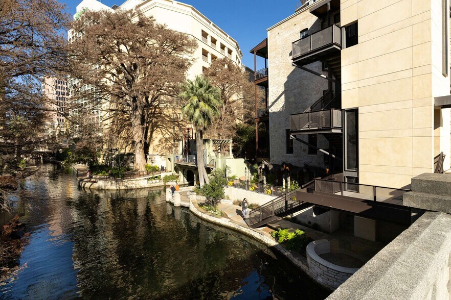 135 E Commerce St, San Antonio, TX à vendre - Photo de l’immeuble – Image 3 sur 8