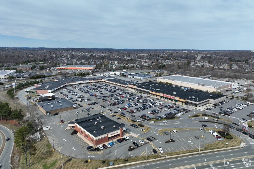 139 Endicott St, Danvers, MA à louer - Photo de l’immeuble – Image 3 sur 6