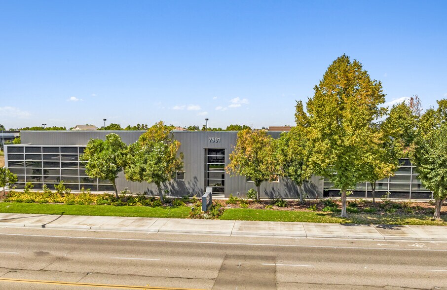 7591 N Ingram, Fresno, CA à louer - Photo de l’immeuble – Image 1 sur 8