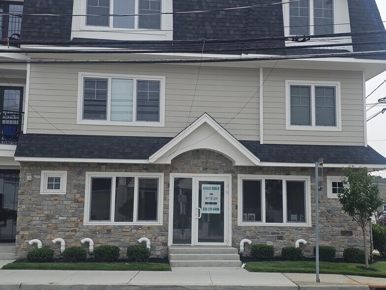 400 Oak St, Copiague, NY à louer - Photo de l’immeuble – Image 1 sur 21