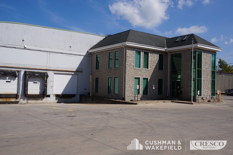 19100 Holland Rd, Brook Park, OH à louer - Photo de l’immeuble – Image 2 sur 3