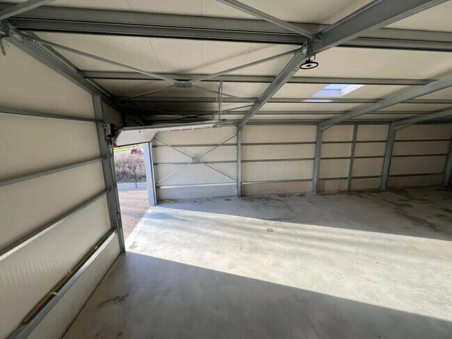 Plus de détails pour Local d'activités à louer