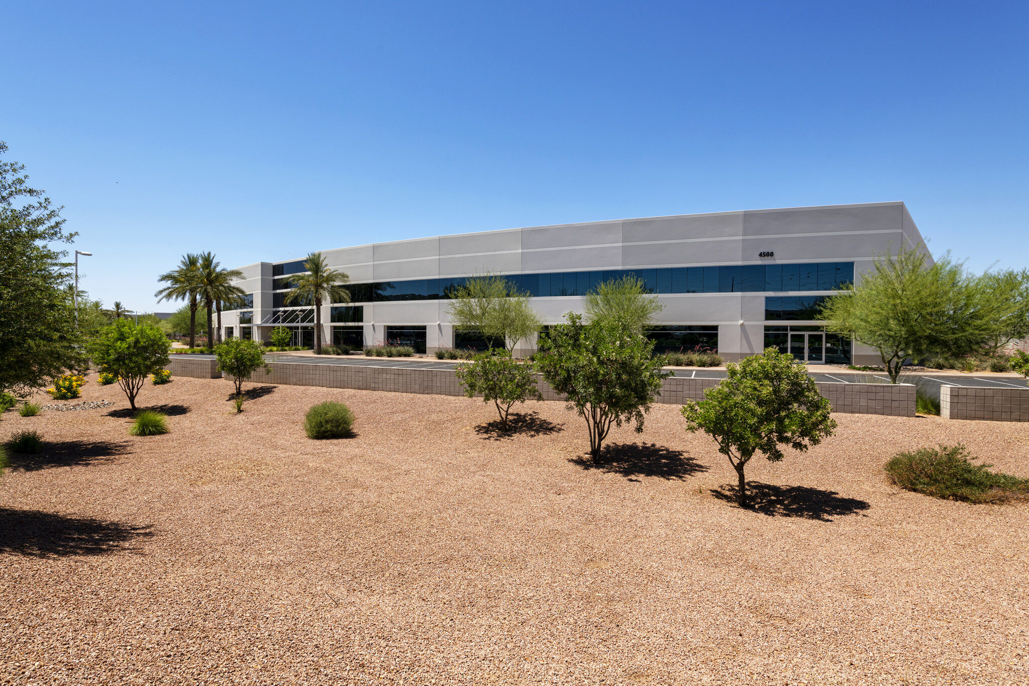 4500 E Cotton Center Blvd, Phoenix, AZ à louer Photo de l’immeuble– Image 1 sur 4