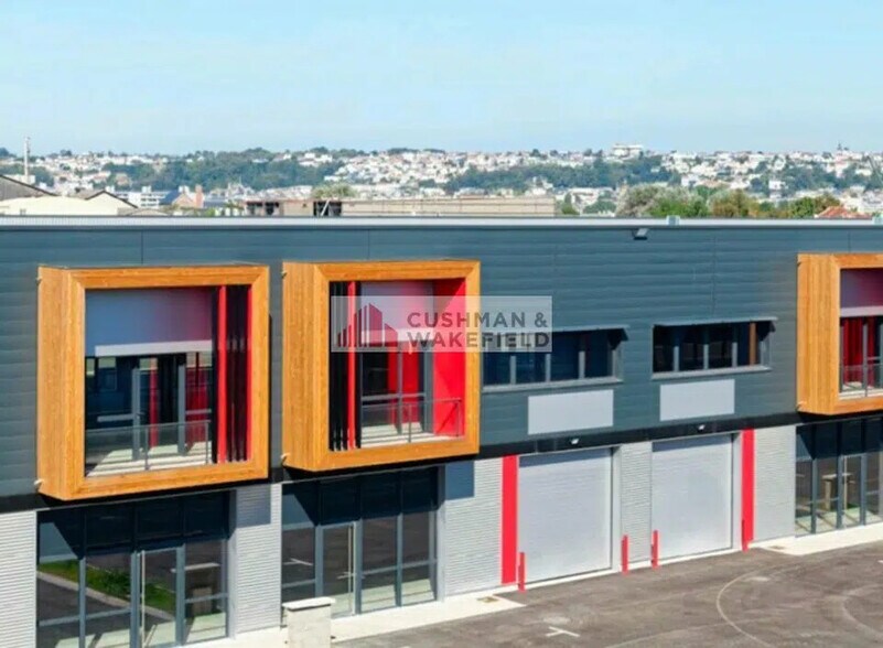 Local d’activités dans Villeneuve-lès-Avignon à louer - Photo de l’immeuble – Image 3 sur 3