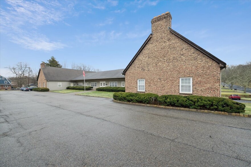 10 Shawnee Dr, Watchung, NJ à louer - Photo de l’immeuble – Image 2 sur 15