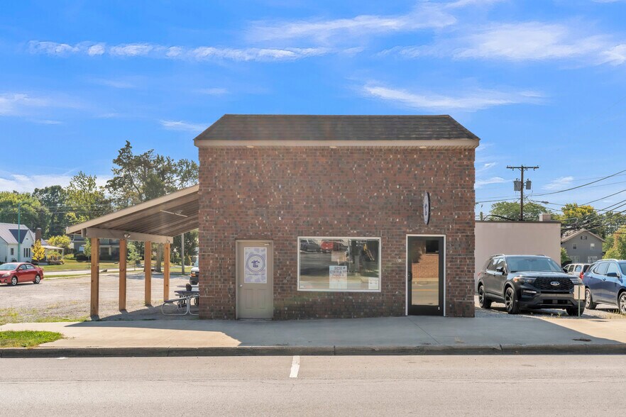 118 E Main St, Albion, IN à vendre - Photo de l’immeuble – Image 2 sur 29