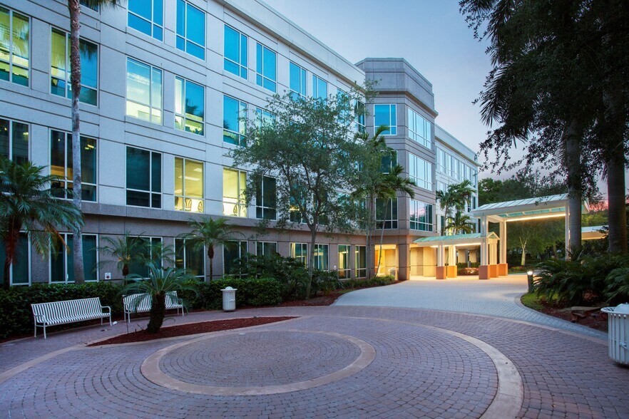 2385 NW Executive Center Dr, Boca Raton, FL à louer - Photo principale – Image 1 sur 7