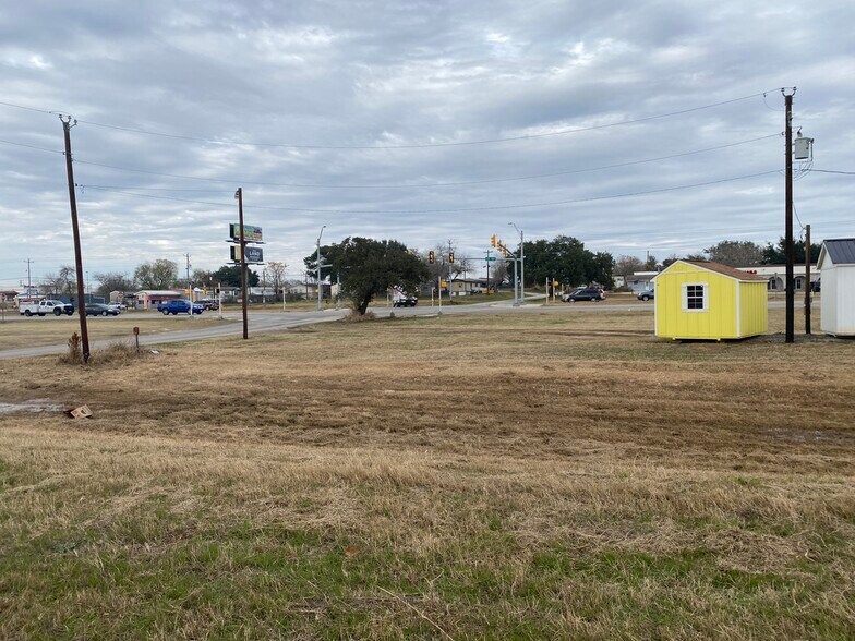 1520 Sutherland Springs Rd, Floresville, TX à vendre - Photo de l’immeuble – Image 2 sur 3
