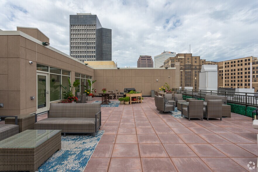 1118 Euclid Ave, Cleveland, OH à vendre - Photo de l’immeuble – Image 3 sur 23