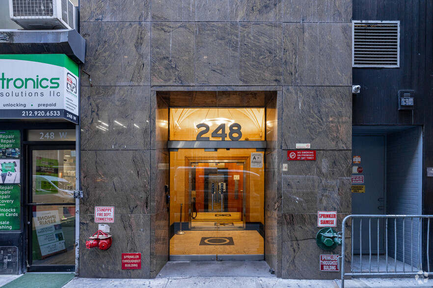 248 W 35th St, New York, NY à louer - Photo de l’immeuble – Image 3 sur 5
