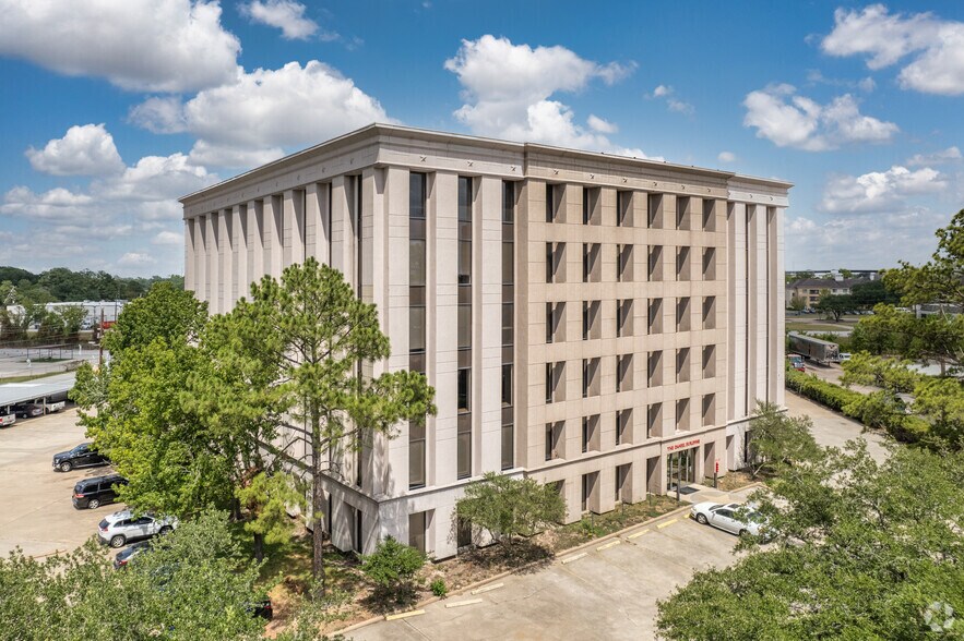 519 N Sam Houston Pky E, Houston, TX à louer - Photo de l’immeuble – Image 3 sur 54