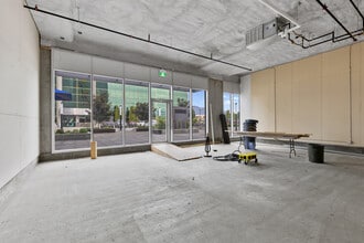 1700 Dickson Av, Kelowna, BC à louer Photo intérieure– Image 2 sur 4