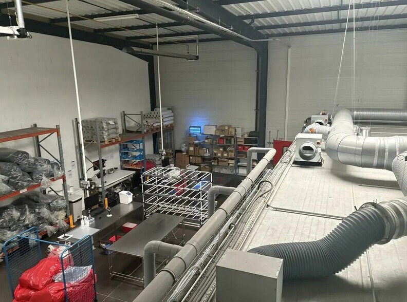 Local d'activités dans Vénissieux à vendre - Photo de l’immeuble – Image 2 sur 6