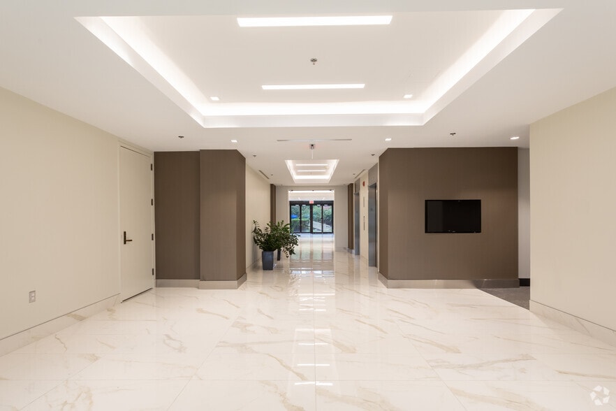 1608 Spring Hill Rd, Vienna, VA à louer - Hall d’entrée – Image 1 sur 10