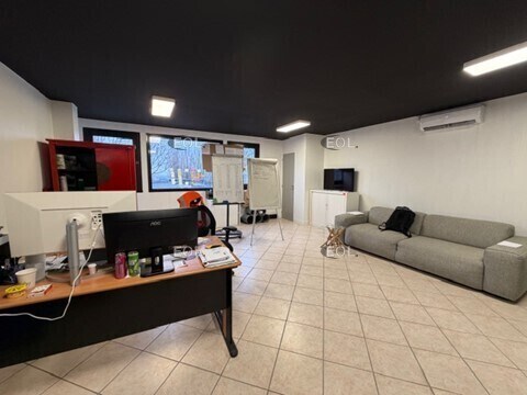 Local d’activités dans Sarcelles à louer - Photo de l’immeuble – Image 2 sur 7
