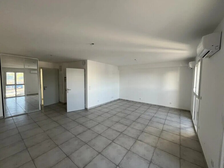 Bureau dans Solliès-Pont à louer - Photo de l’immeuble – Image 3 sur 4