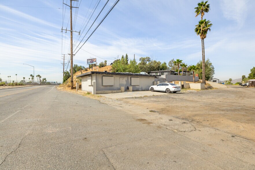 2981 S La Cadena Dr, Colton, CA à vendre - Photo de l’immeuble – Image 3 sur 23