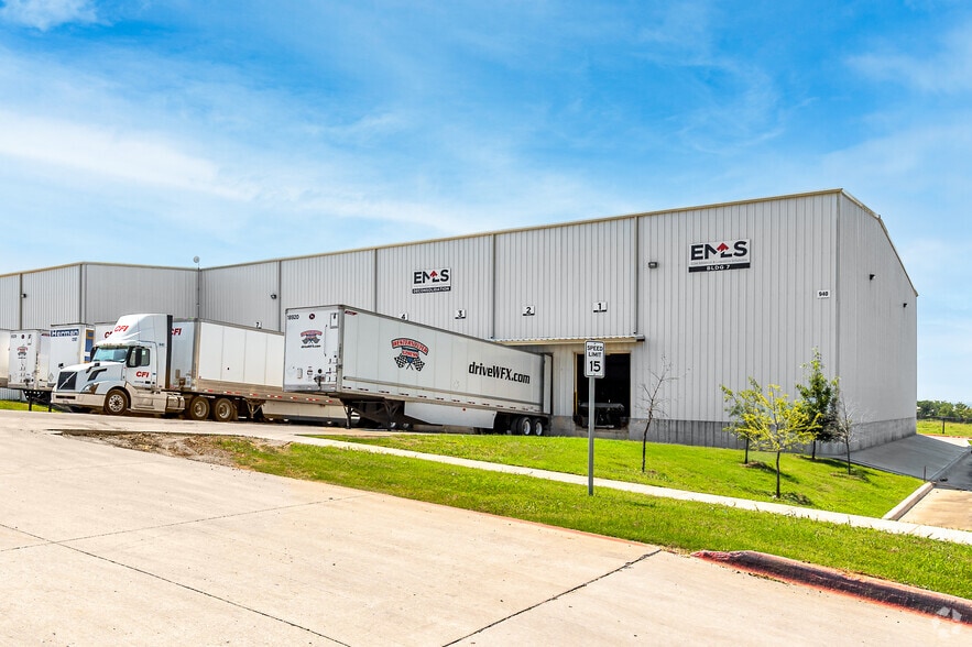 940 N Masch Branch Rd, Denton, TX à louer - Photo de l’immeuble – Image 2 sur 11