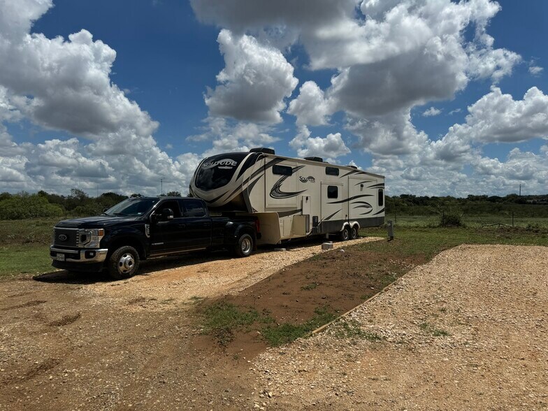 133 Wheeler St, Stockdale, TX à vendre - Photo de l’immeuble – Image 2 sur 16