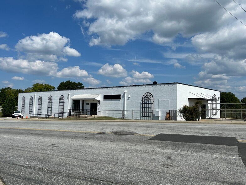 100 N Centennial Dr, High Point, NC à vendre - Photo principale – Image 1 sur 11