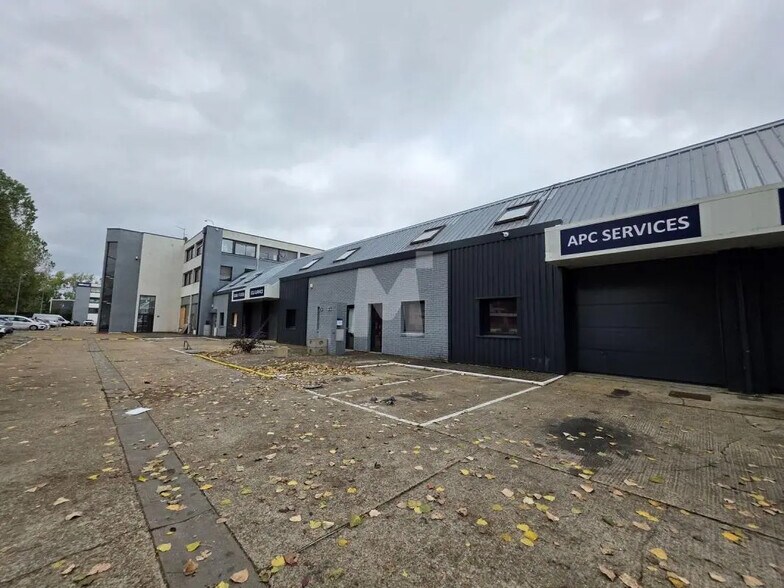 Local d’activités dans Évry-Courcouronnes à louer - Photo de l’immeuble – Image 2 sur 15