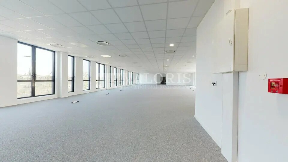 Bureau dans Vaulx-en-Velin à louer - Photo de l’immeuble – Image 2 sur 12