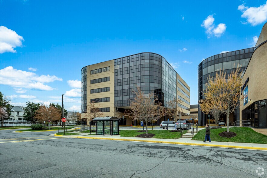 1850 Town Center Dr, Reston, VA à louer - Photo de l’immeuble – Image 2 sur 44