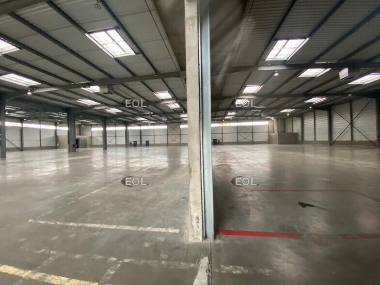 Industriel/Logistique dans Lieusaint à louer - Photo de l’immeuble – Image 3 sur 11