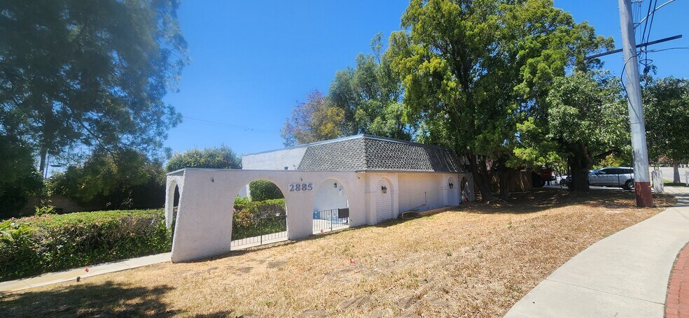 2885 Tapo St, Simi Valley, CA à vendre - Photo de l’immeuble – Image 1 sur 5