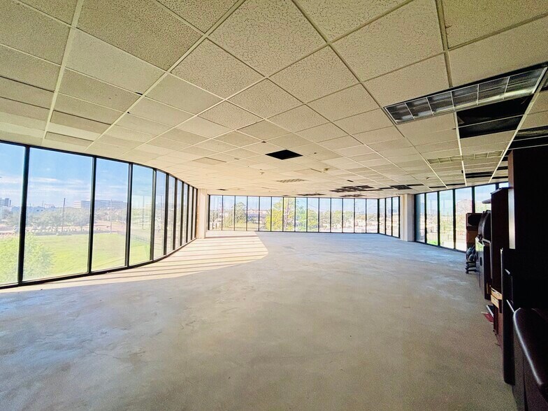 6100 Corporate Dr, Houston, TX à vendre - Photo intérieure – Image 2 sur 9