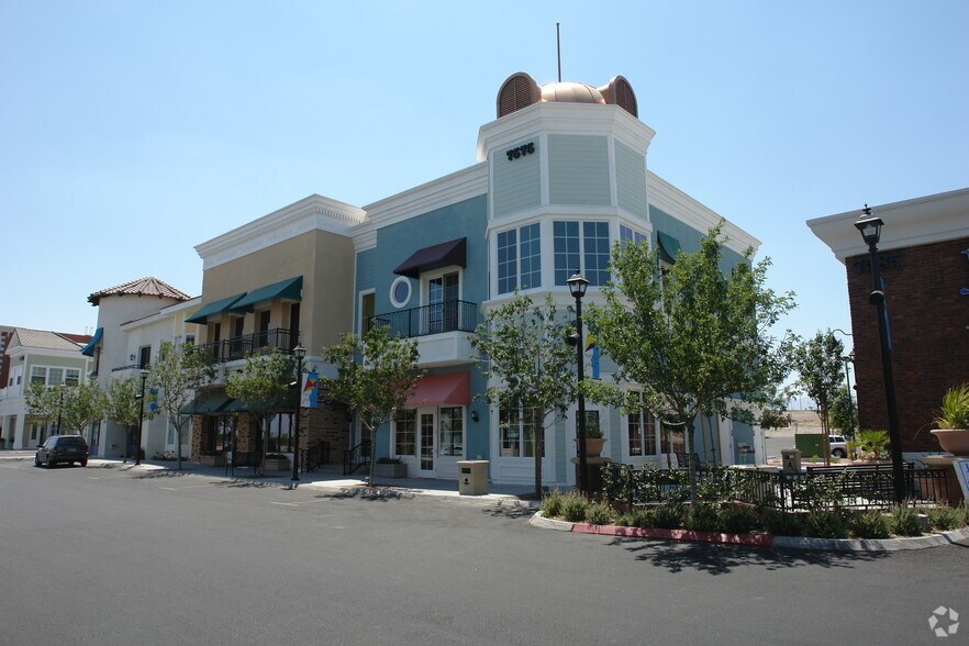 7575 Norman Rockwell Ln, Las Vegas, NV à vendre - Photo de l’immeuble – Image 3 sur 35