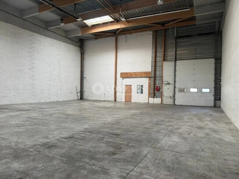 Local d’activités dans Le Bourget à louer - Photo de l’immeuble – Image 2 sur 7