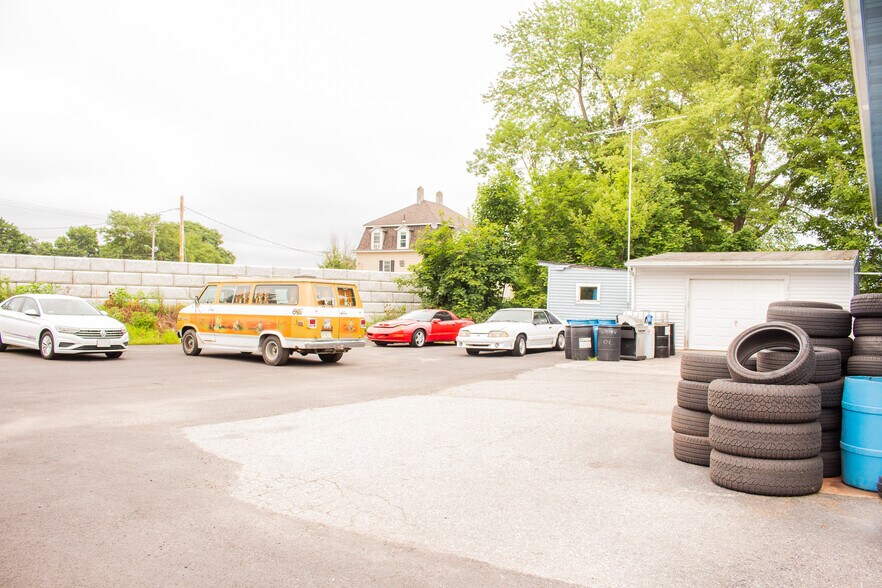8 Englewood St, Webster, MA à vendre - Photo de l’immeuble – Image 3 sur 55