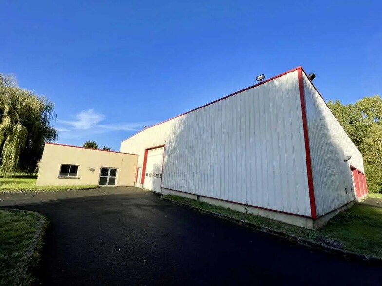 Local d’activités dans Marseille-en-Beauvaisis à louer - Photo de l’immeuble – Image 1 sur 10