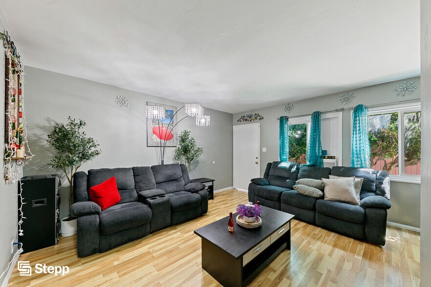 92 E Louise St, Long Beach, CA à vendre - Photo de l’immeuble – Image 3 sur 9