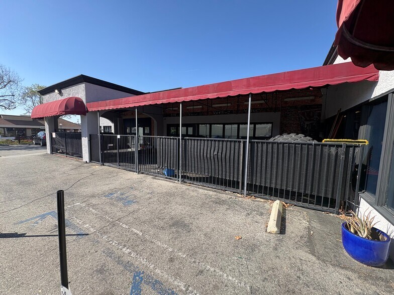 202-210 S Myrtle Ave, Monrovia, CA à vendre - Photo principale – Image 1 sur 15